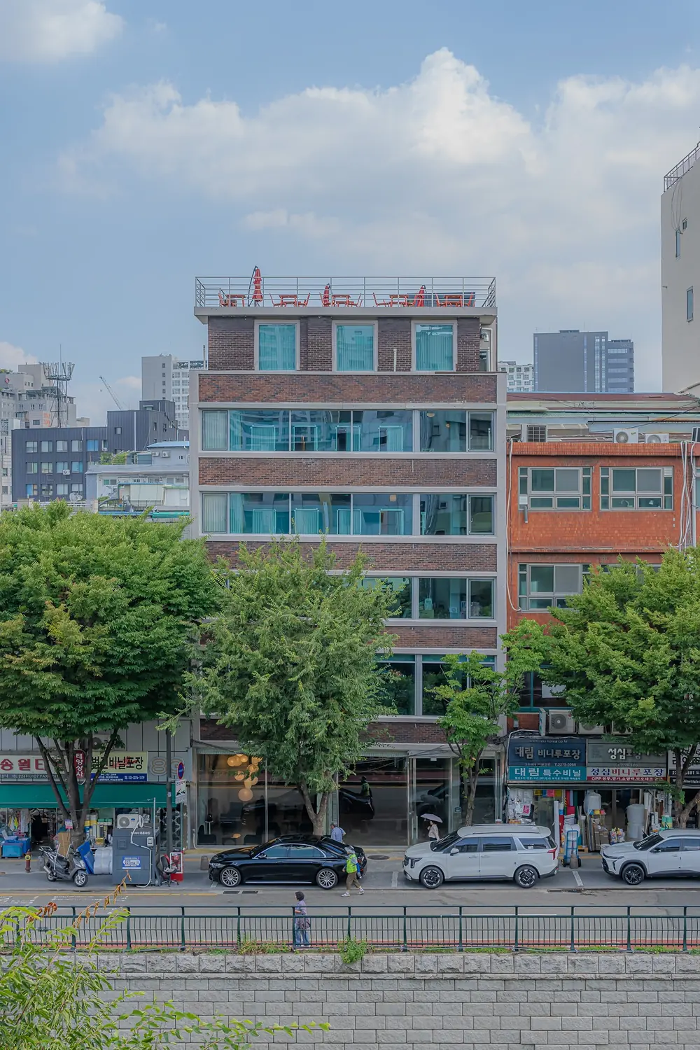 청계천로에서 본 건물